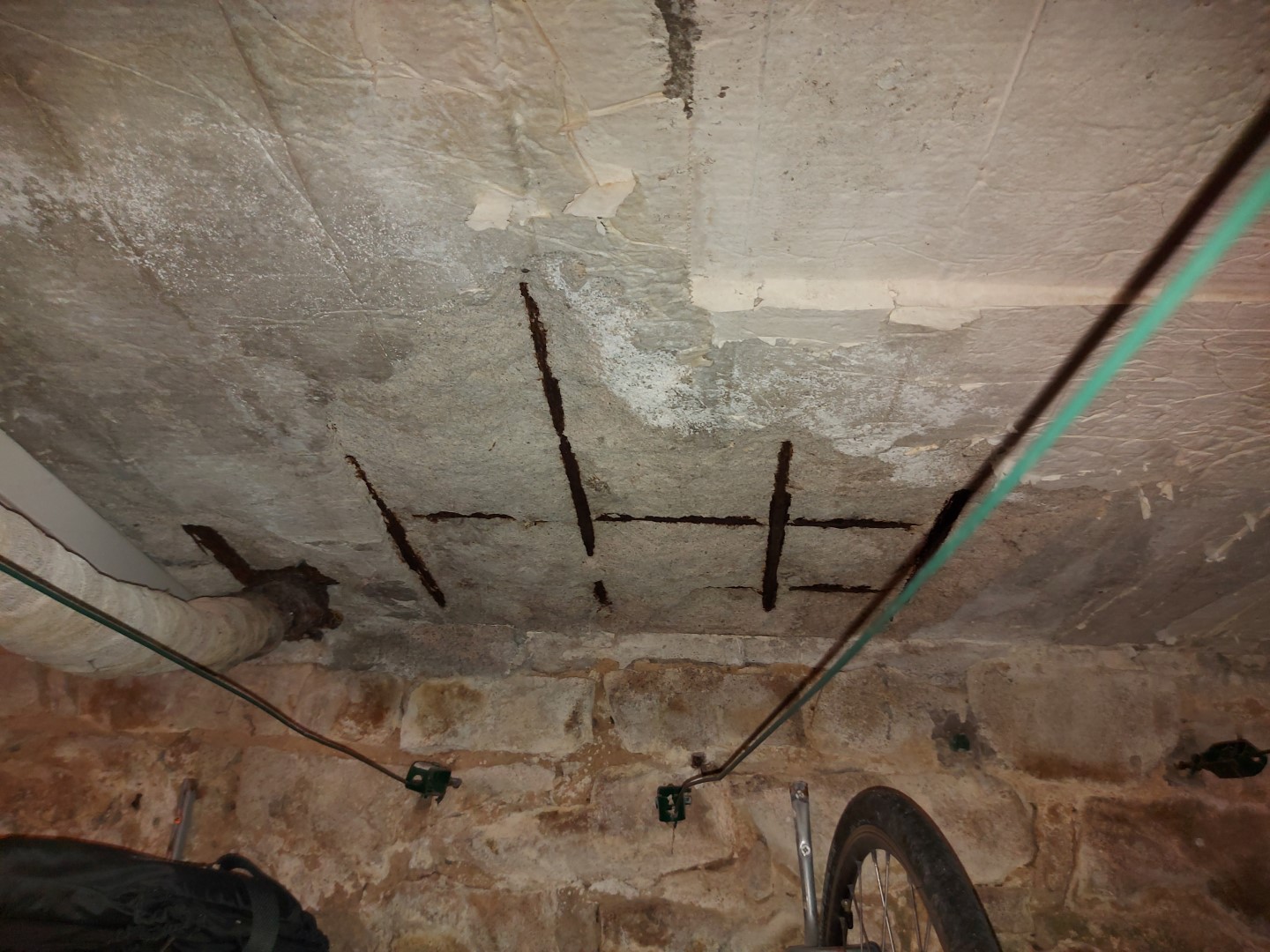 Corrosion des armatures ayant fait éclater le béton, sous l'effet de l'air salin